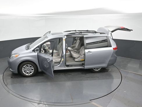 Used 2014 Toyota Sienna XLE FWD image 42