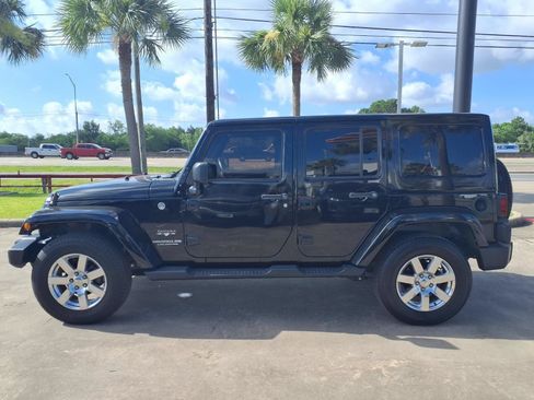 Used 2017 Jeep Wrangler Unlimited Sahara w/ Connectivity Group AWD/4WD image 9