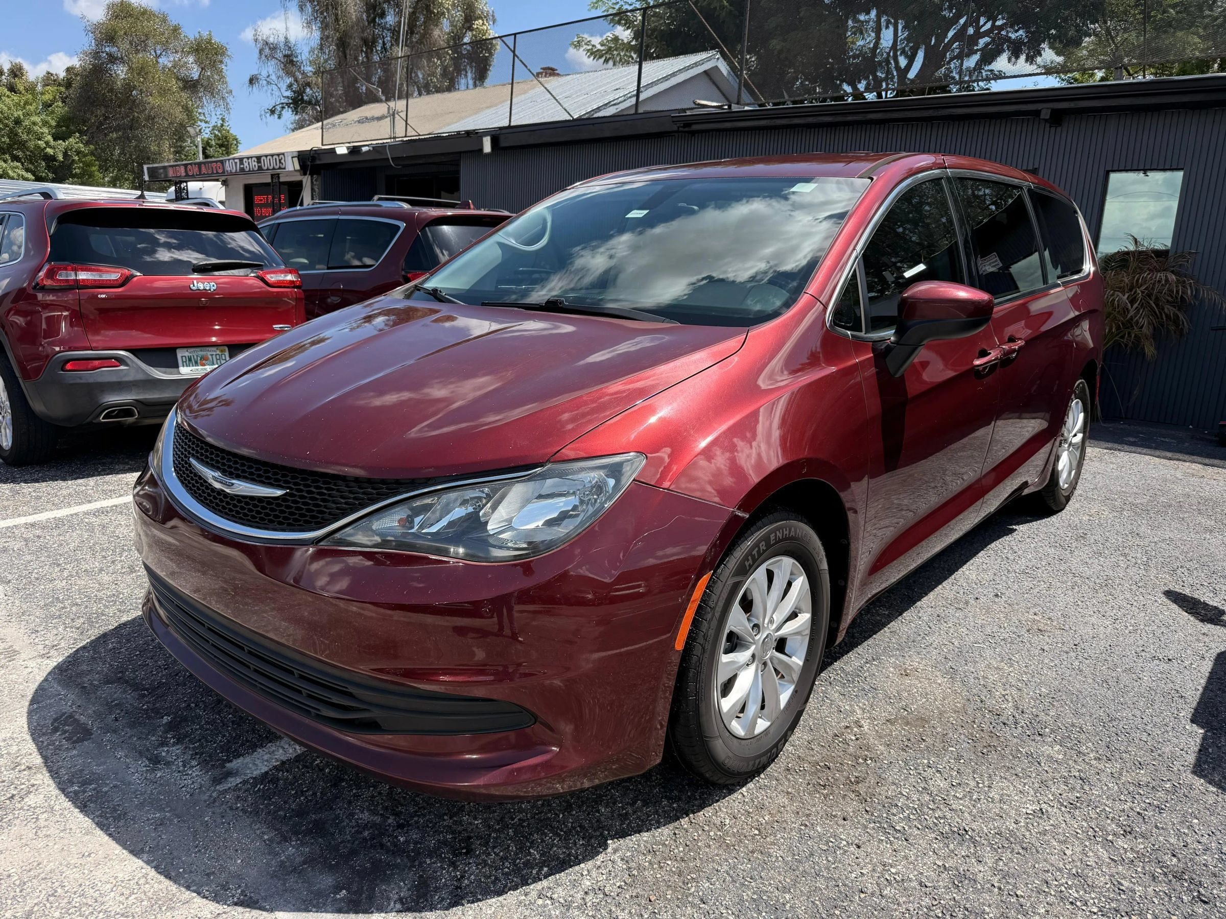 Used 2017 Chrysler Pacifica Touring w/ Tire & Wheel Group FWD image 1