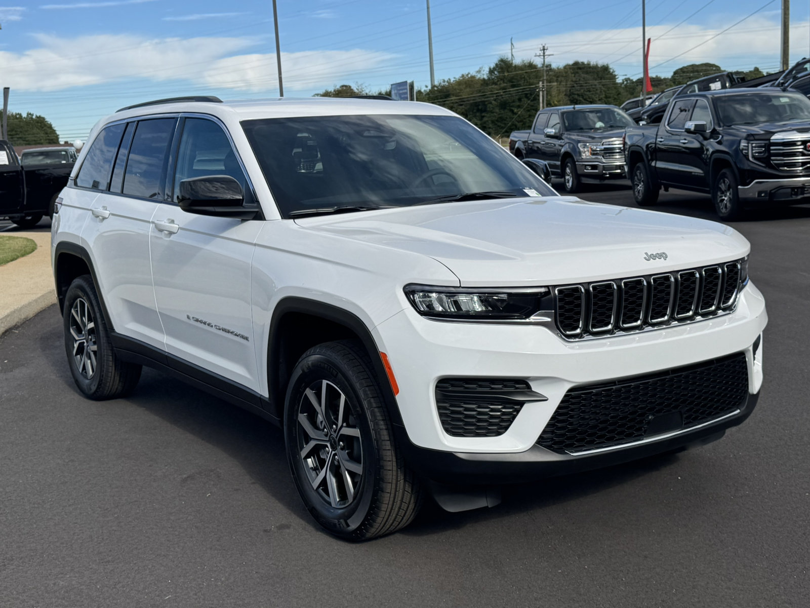 New 2027 Jeep Grand Cherokee Laredo RWD image 3