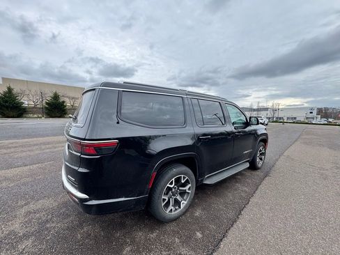 Used 2023 Jeep Wagoneer Series III w/ Preferred Equipment Group image 5