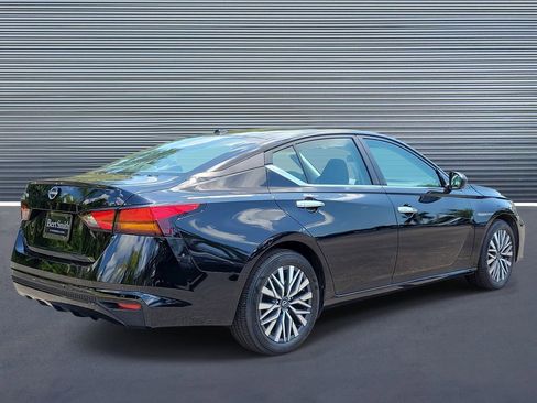 Used 2025 Nissan Altima 2.5 SV FWD image 3