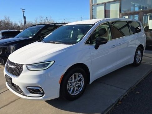 Used 2024 Chrysler Pacifica Touring-L image 2