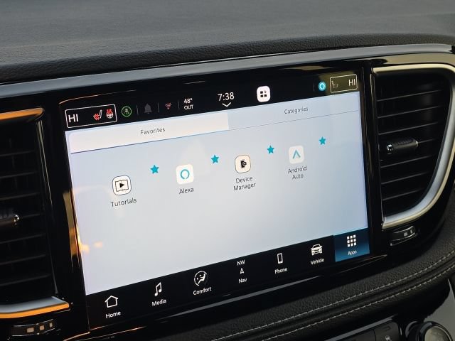 Used 2025 Chrysler Pacifica Limited FWD image 36
