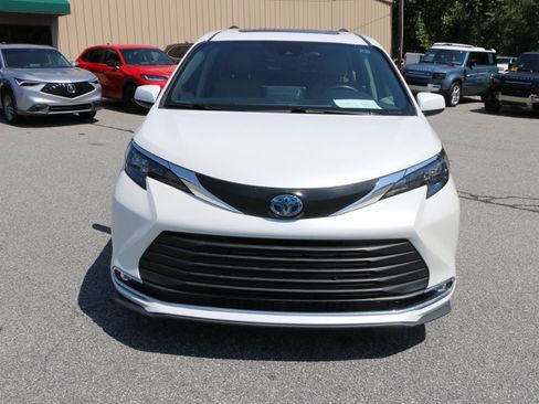 Used 2024 Toyota Sienna XLE w/ XLE Plus Package FWD image 11