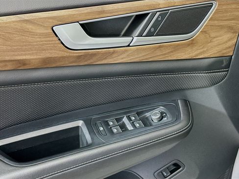 Used 2025 Volkswagen Atlas SE image 15