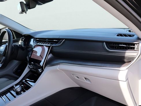 Used 2022 Jeep Grand Cherokee Overland w/ Luxury Tech Group IV image 12