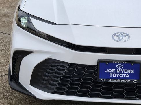 Used 2025 Toyota Camry SE FWD image 5