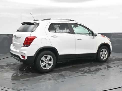 Used 2017 Chevrolet Trax LT w/ LT Convenience Package FWD image 2