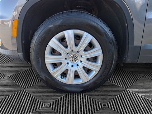 Used 2014 Volkswagen Tiguan S image 9