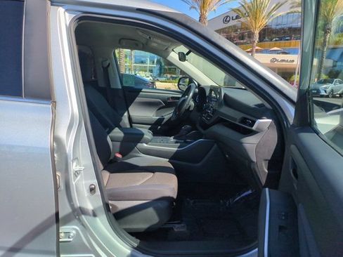 Used 2023 Toyota Highlander LE AWD/4WD image 28