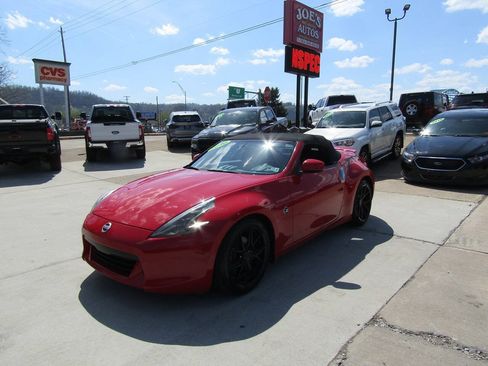 Used 2010 Nissan 370Z Roadster RWD image 2