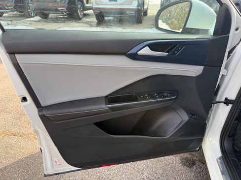 Used 2024 Volkswagen Taos SE image 17