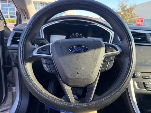 Used 2016 Ford Fusion SE FWD image 9