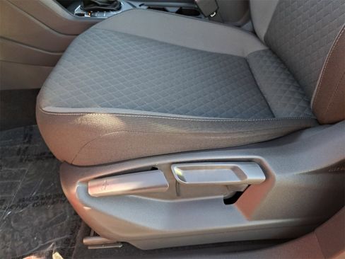 Used 2018 Volkswagen Tiguan S image 30