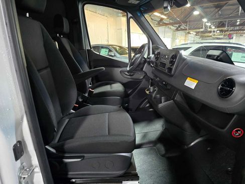 Used 2025 Mercedes-Benz Sprinter 2500 image 11