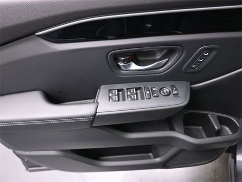 Used 2025 Honda Pilot Touring image 13