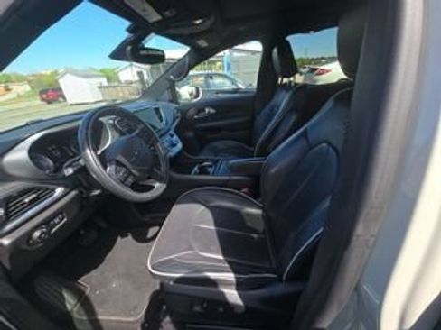 Used 2021 Chrysler Pacifica Limited w/ S Appearance Package AWD/4WD image 5