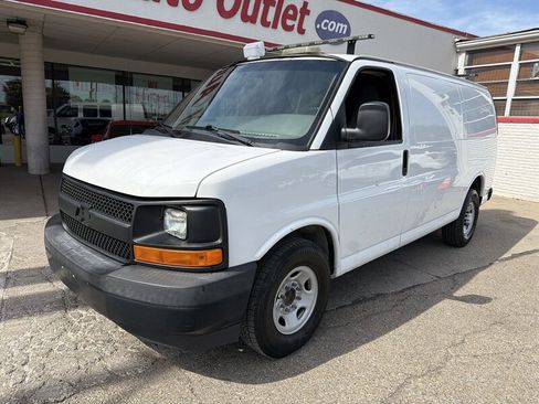 Used 2017 Chevrolet Express 2500 RWD image 2