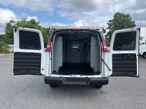 Used 2017 Chevrolet Express 2500 RWD image 20