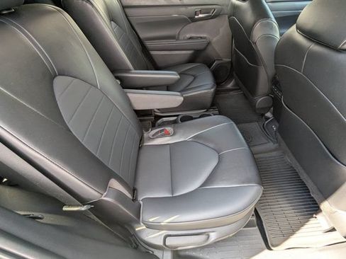 Used 2022 Toyota Highlander XLE FWD image 14