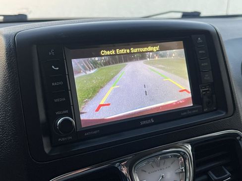 Used 2013 Chrysler Town & Country Touring FWD image 14