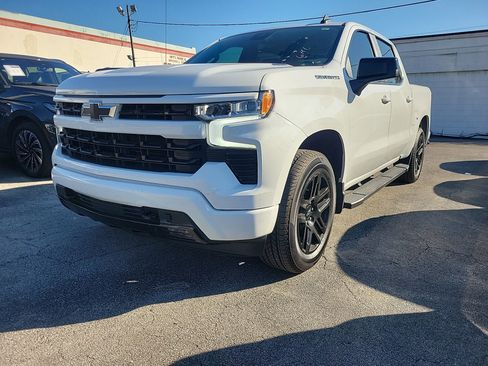 Used 2023 Chevrolet Silverado 1500 RST image 2