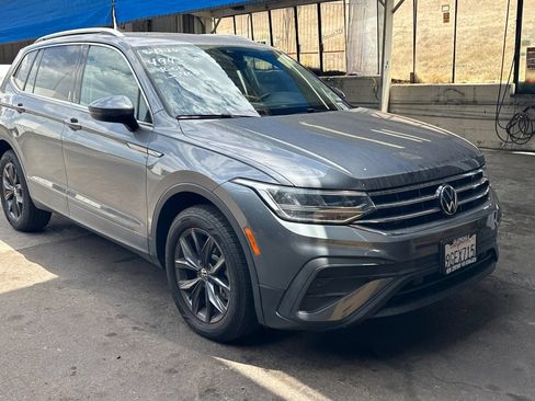 Used 2023 Volkswagen Tiguan SE w/ Panoramic Sunroof Package FWD image 2