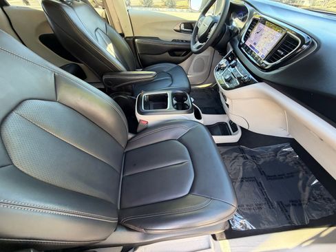 Used 2023 Chrysler Pacifica Touring-L image 11