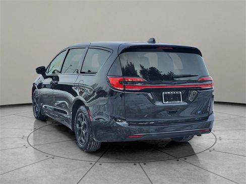 Certified 2023 Chrysler Pacifica Touring-L w/ S Appearance Package image 10