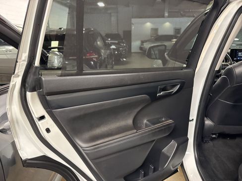 Used 2023 Toyota Highlander XLE image 10