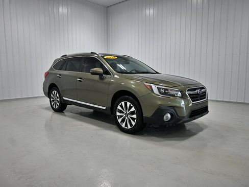 Used 2018 Subaru Outback 3.6R Touring w/ Popular Package #3 AWD/4WD image 3