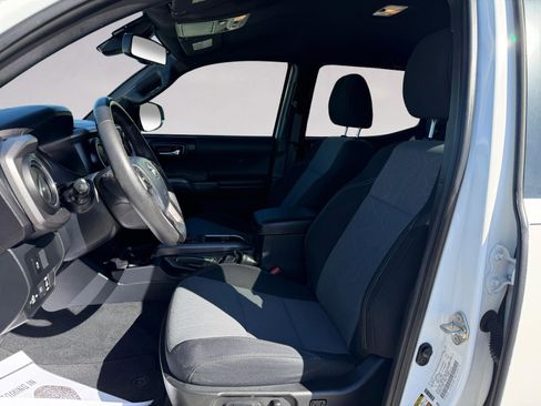 Used 2020 Toyota Tacoma TRD Sport image 9