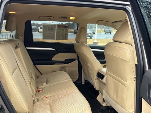 Used 2014 Toyota Highlander Plus image 11