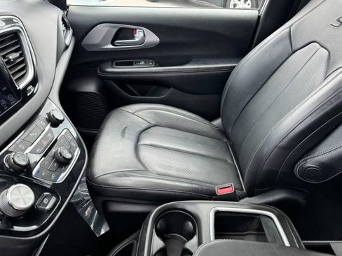 Used 2018 Chrysler Pacifica Touring-L Plus FWD image 15