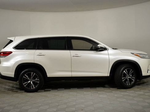 Used 2019 Toyota Highlander LE image 3