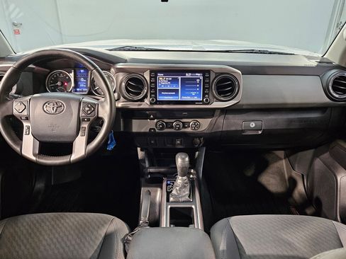 Used 2020 Toyota Tacoma SR5 w/ SR5 Appearance Package (SM) image 10