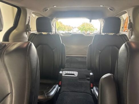 Used 2023 Chrysler Pacifica Touring-L FWD image 17