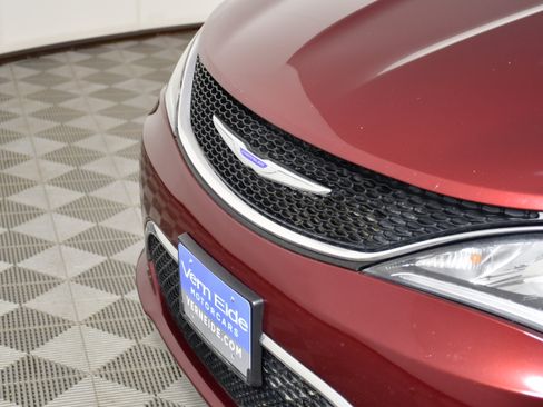 Used 2020 Chrysler Pacifica Touring-L FWD image 11