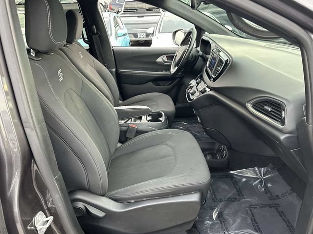 Used 2019 Chrysler Pacifica Touring Plus w/ S Appearance Package FWD image 18