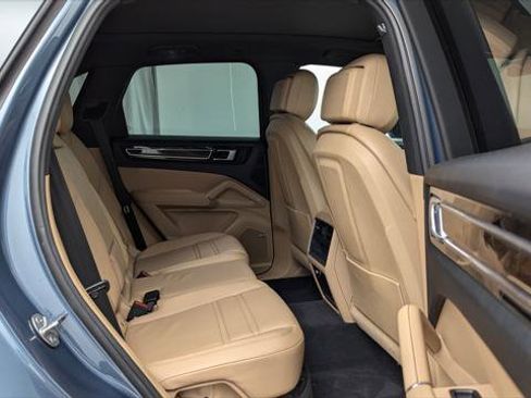 Used 2019 Porsche Cayenne w/ Premium Package image 18