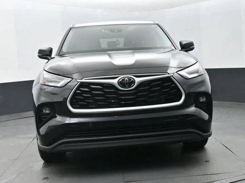 Used 2025 Toyota Highlander LE FWD image 3