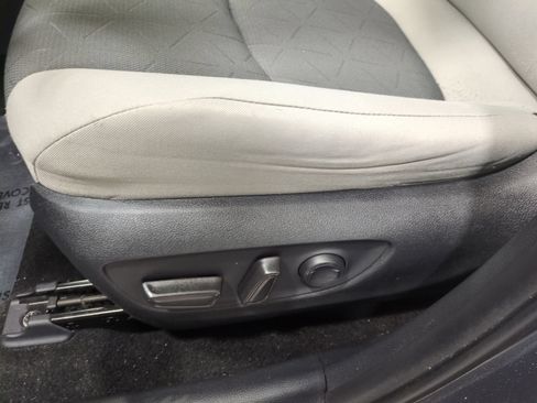 Used 2019 Toyota RAV4 XLE w/ Convenience Package AWD/4WD image 18