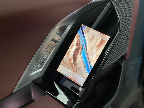 New 2026 BMW 750e xDrive w/ Premium Package image 30