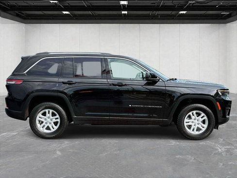 Certified 2023 Jeep Grand Cherokee Laredo w/ Luxury Tech Group I AWD/4WD image 4