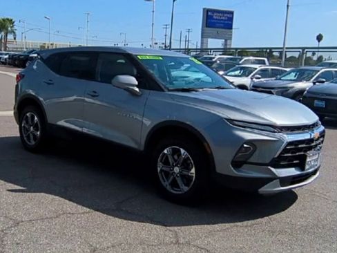 Used 2023 Chevrolet Blazer LT image 2