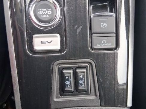 Used 2018 Mitsubishi Outlander SEL image 31