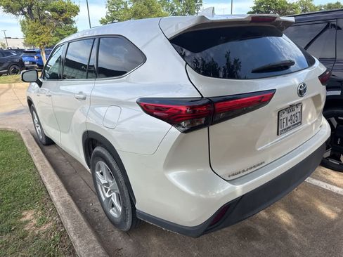 Used 2021 Toyota Highlander LE FWD image 4