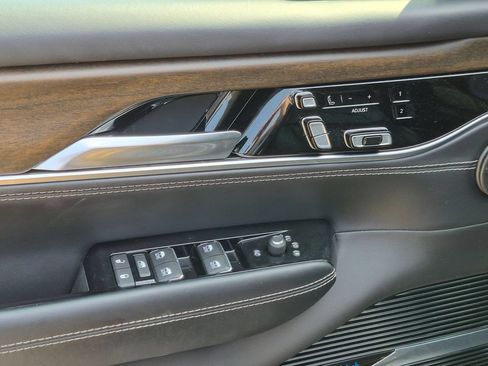 Used 2022 Jeep Grand Wagoneer Series I AWD/4WD image 14