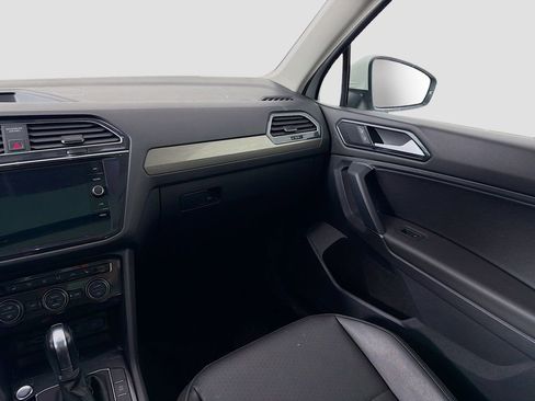 Used 2018 Volkswagen Tiguan SE w/ Panoramic Sunroof Package image 24